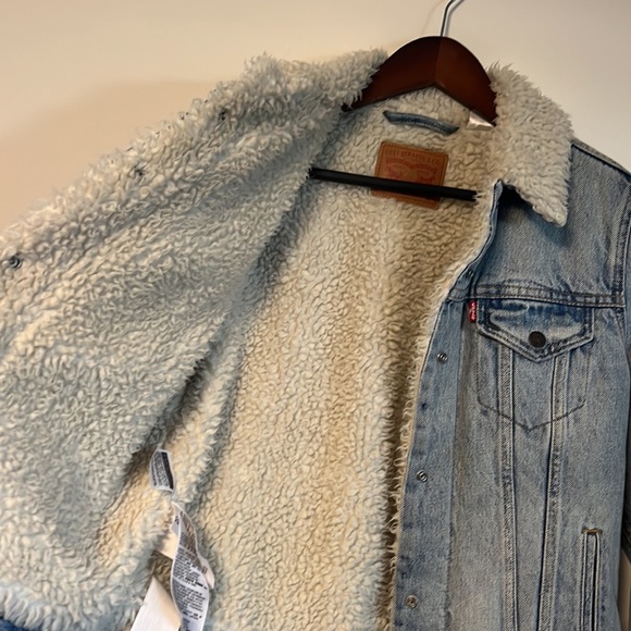 Levis Women’s Sherpa Trucker Jacket - Picture 2 of 3